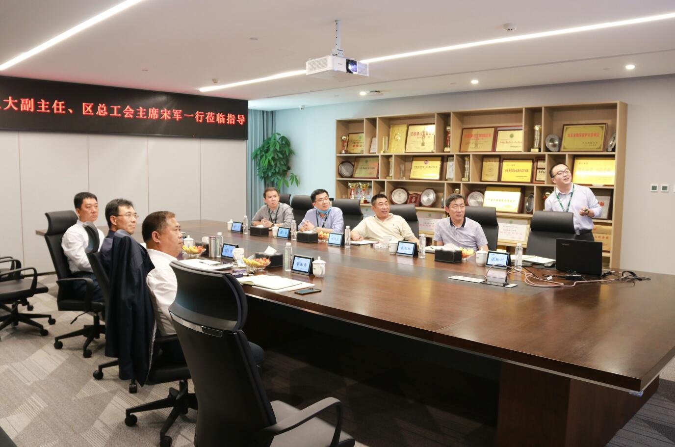 中建聯(lián)合|嶗山區(qū)人大副主任、區(qū)總工會主席宋軍一行蒞臨中建聯(lián)合調(diào)研考察(圖3)
